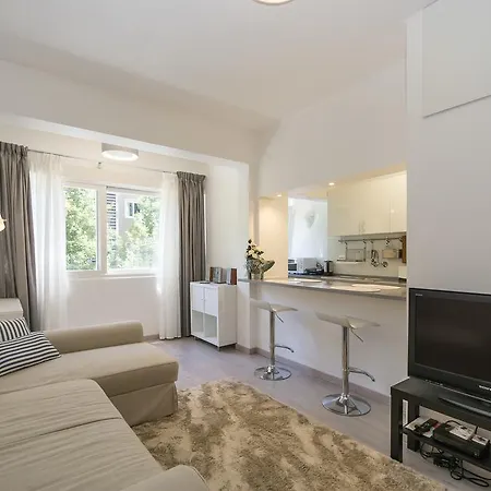 Lovely & Modern In The Center Apartment
